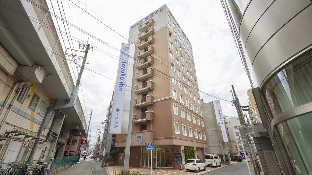 川崎Toyoko Inn Musashi-nakahara Ekimae的城市街道上高大的建筑