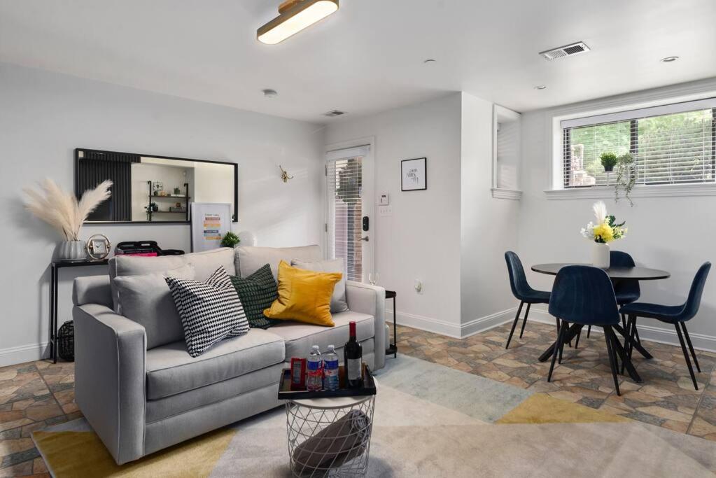 华盛顿Upscale 2BR Apartment with Patio的客厅配有沙发和桌子