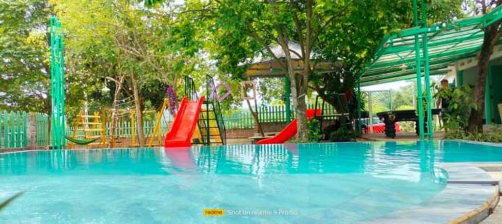 巴位Estrella Ba Vì Villas - Venuestay的一个带滑梯的游乐场的游泳池