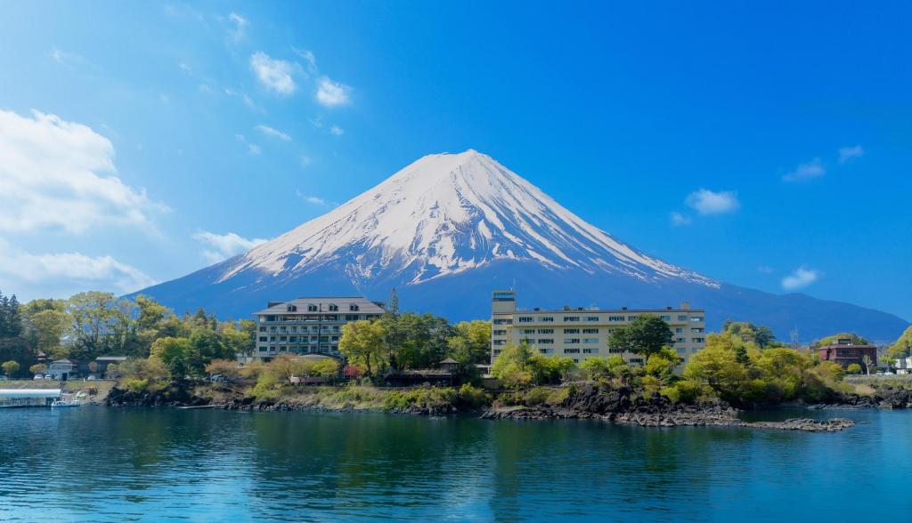 富士河口湖富士湖酒店的城市前的山和水体