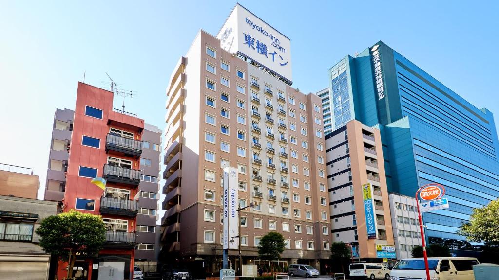 东京Toyoko Inn Tokyo Shinagawa Oimachi的一座高大的建筑,上面有标志