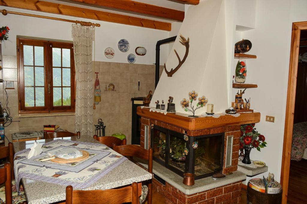 蒙切尼肖Chalet del paese Incantato的客厅设有壁炉和餐桌。