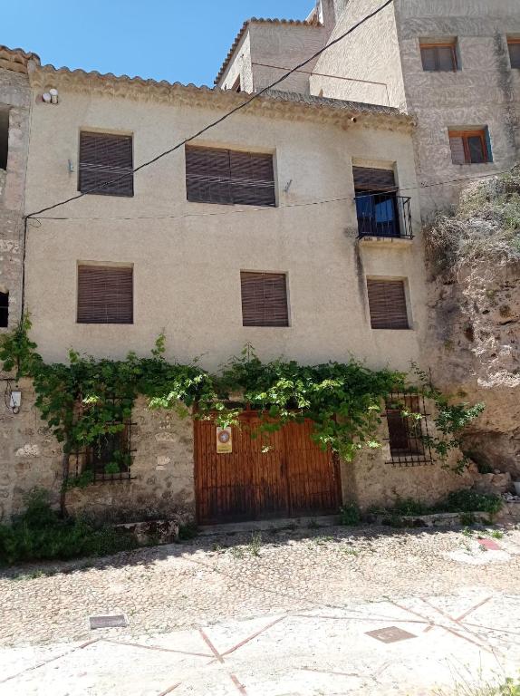 莱图尔Casa Rural Juan, el Zapa的一座古老的石头建筑,设有木门
