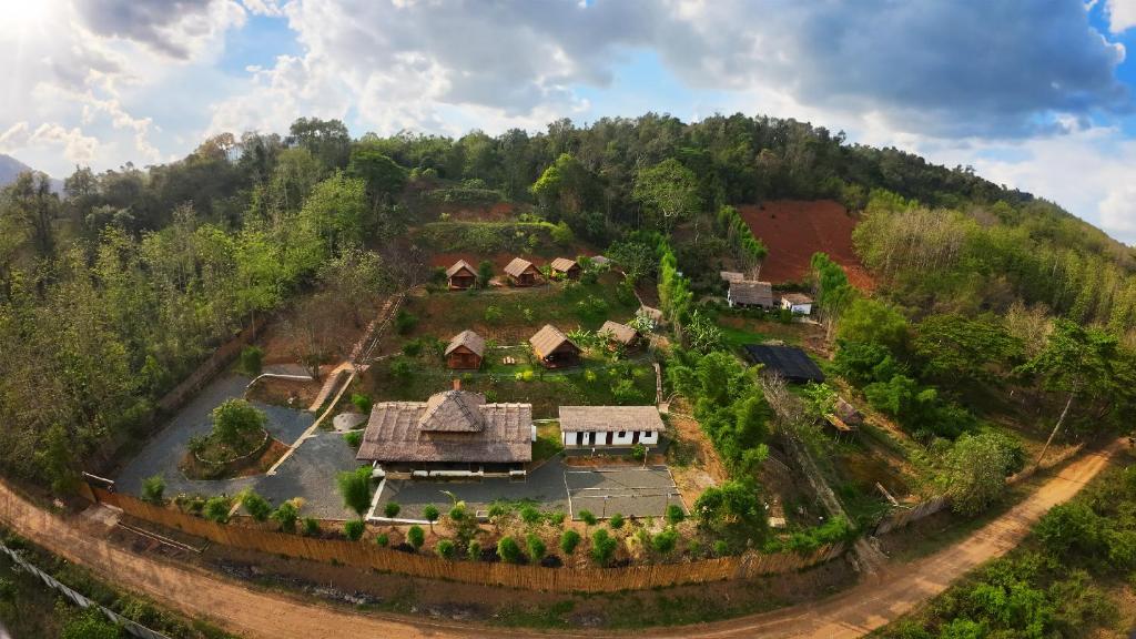 琅勃拉邦Naga Lodge的山丘上房屋的空中景致