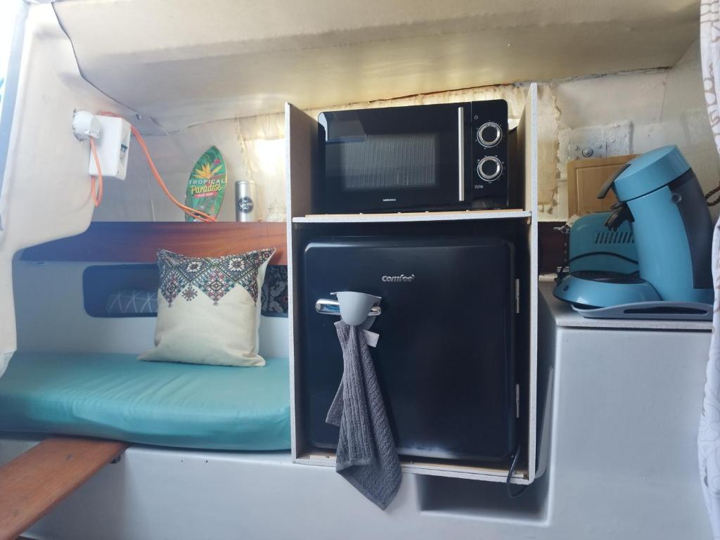 阿格德角voilier Cap d'Agde的一个小房子里的一个微波炉和椅子