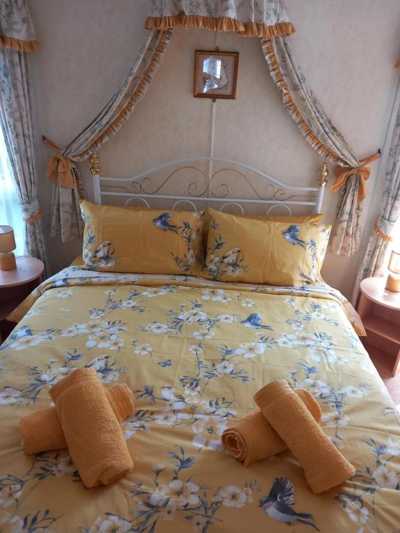 英戈尔德梅尔斯Cosy comfort的一间卧室配有黄色和蓝色花卉的床