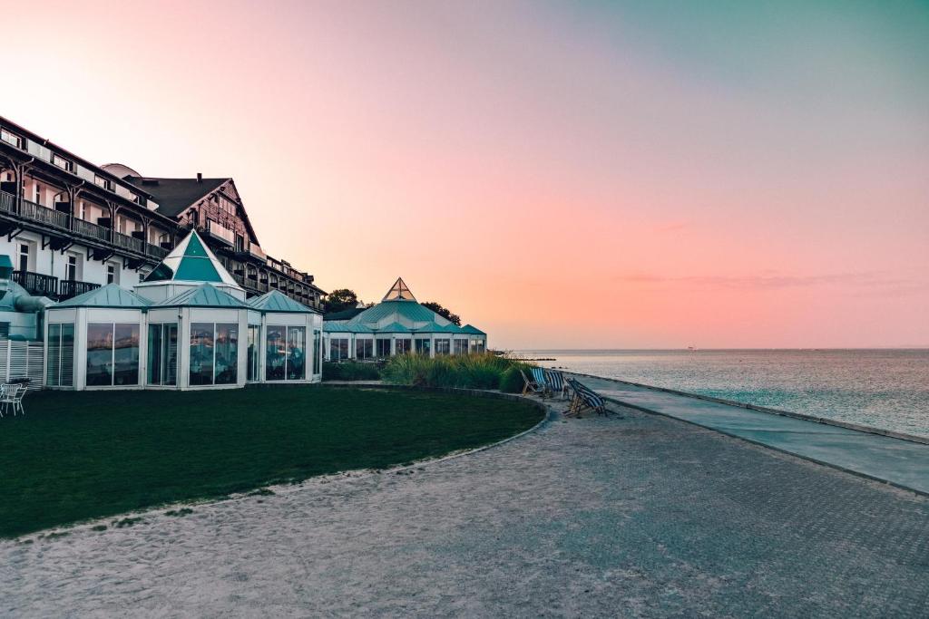 赫尔辛格马利恩尔斯特斯特兰德酒店的日落时分海滩上的度假村