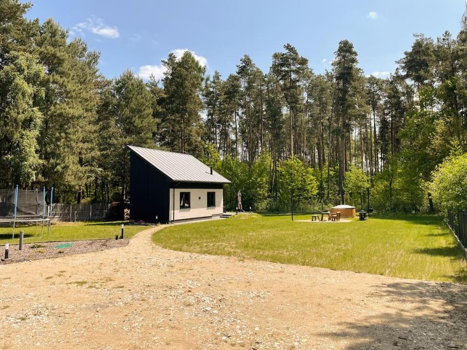 Tiny House w lesie z balią ogrodową平面图