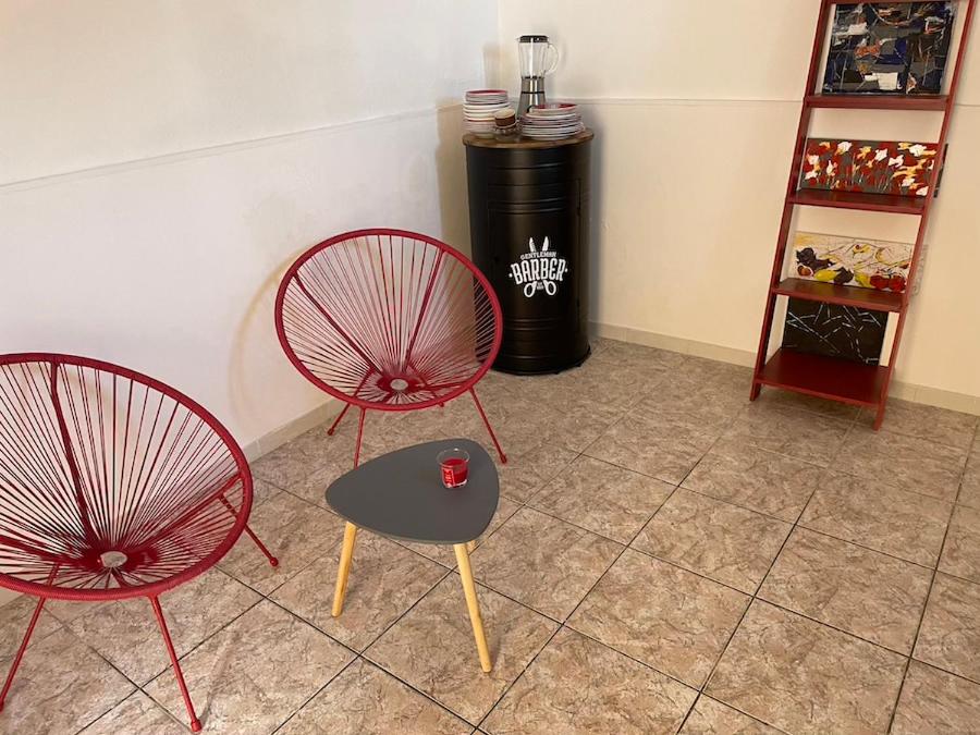 巴斯蒂亚U riposu的两个红色的椅子和一张桌子