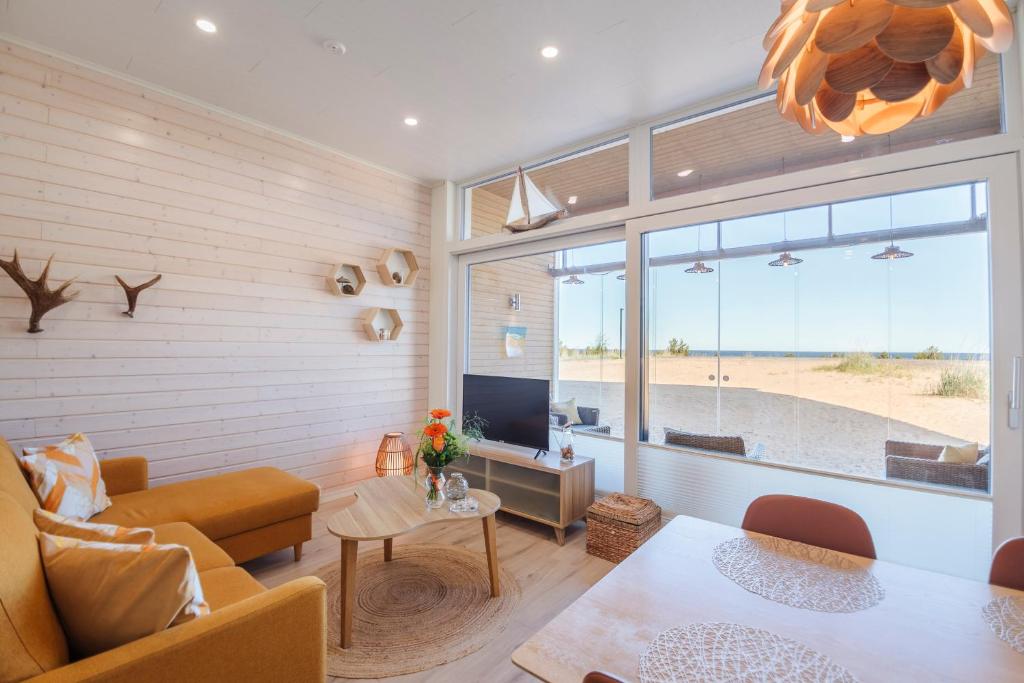 卡拉约基Apartment Aurinkoranta D5 saunallinen kaksio merinäkymällä Kalajoki的客厅配有沙发和桌子