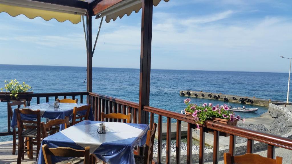 阿吉亚努美利塔拉旅馆的两个桌子,位于一个背景海洋的阳台上