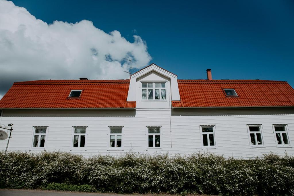 韦克叙Vääksyn Apteekinmajoitus的一座白色的大建筑,有红色的屋顶