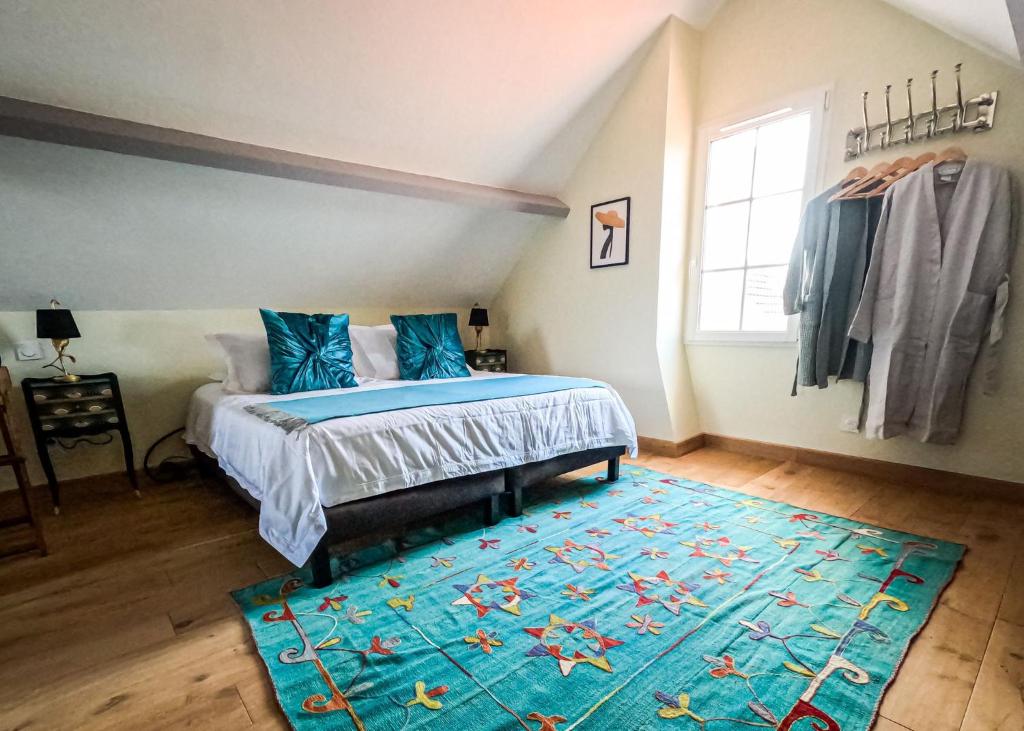 滨海苏拉克23的一间卧室配有一张床和蓝色地毯