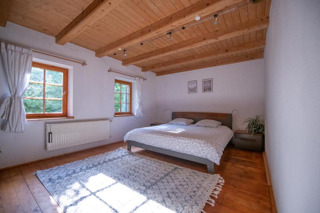 凯斯特海伊Hermann Cottage的一间卧室设有一张床和木制天花板