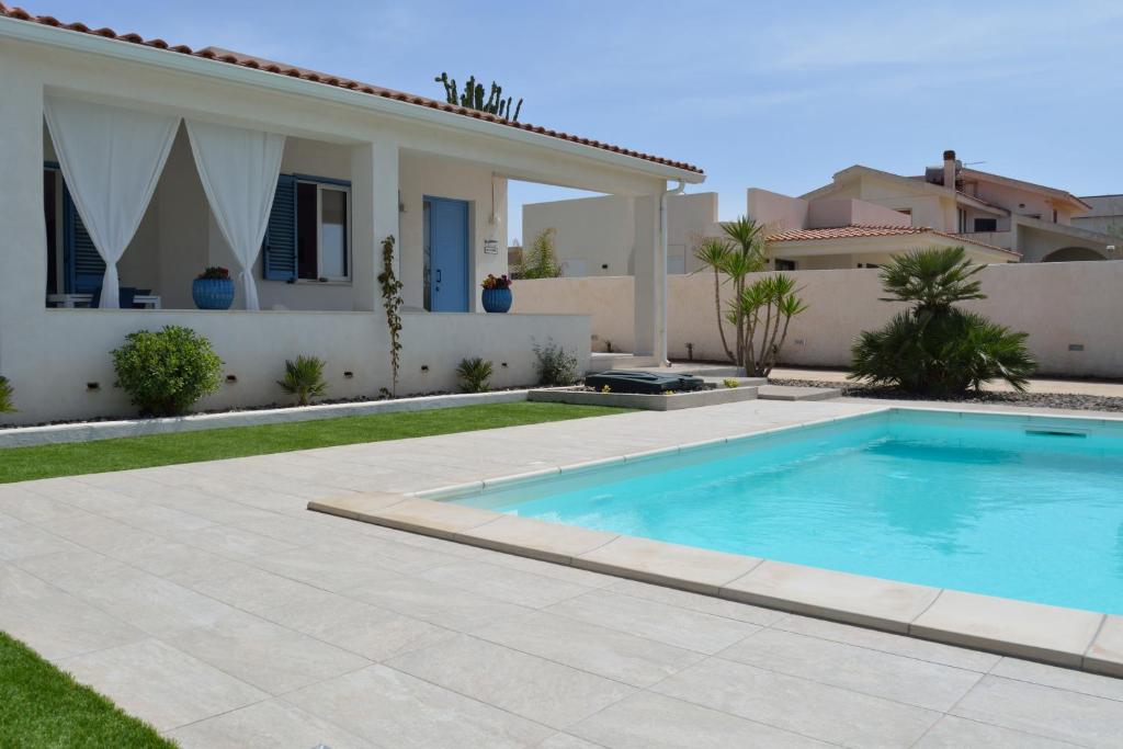 马尔扎梅米Villa Colapesce的别墅前设有游泳池