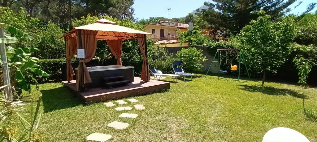 马拉泰亚Casa vacanze da Cristina app C的一个带凉亭和烧烤的花园