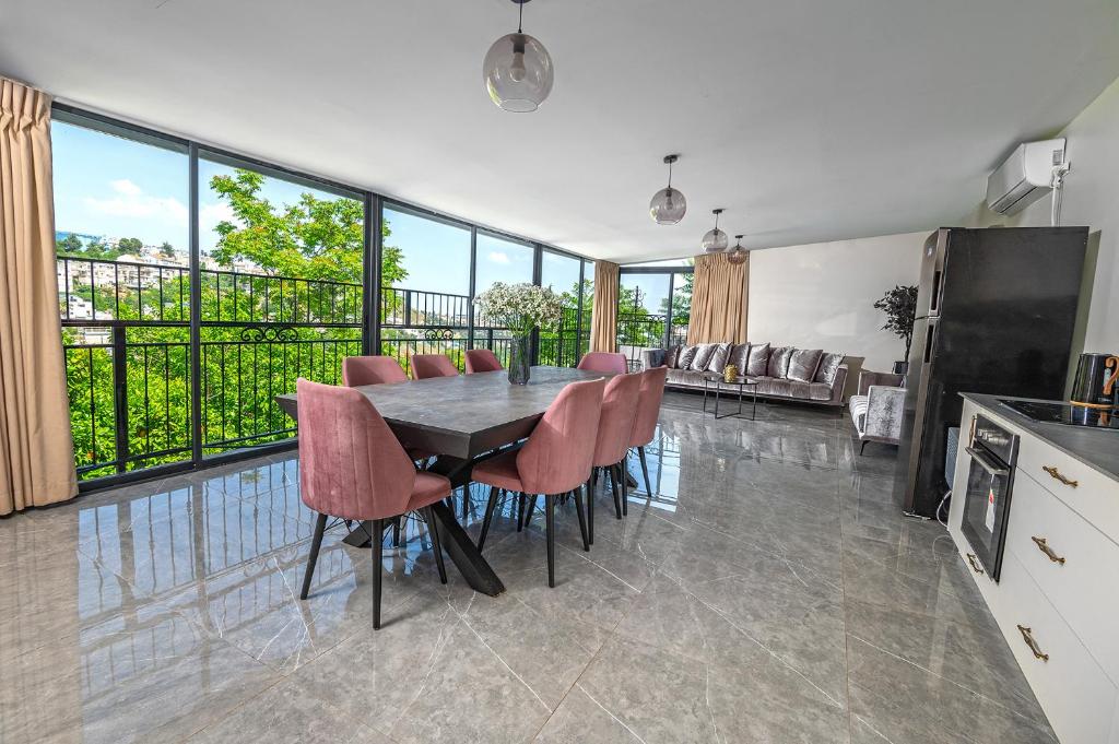萨法德Moses Luxury Vacation Homes-מתחם פיניקס的厨房以及带桌椅的用餐室。