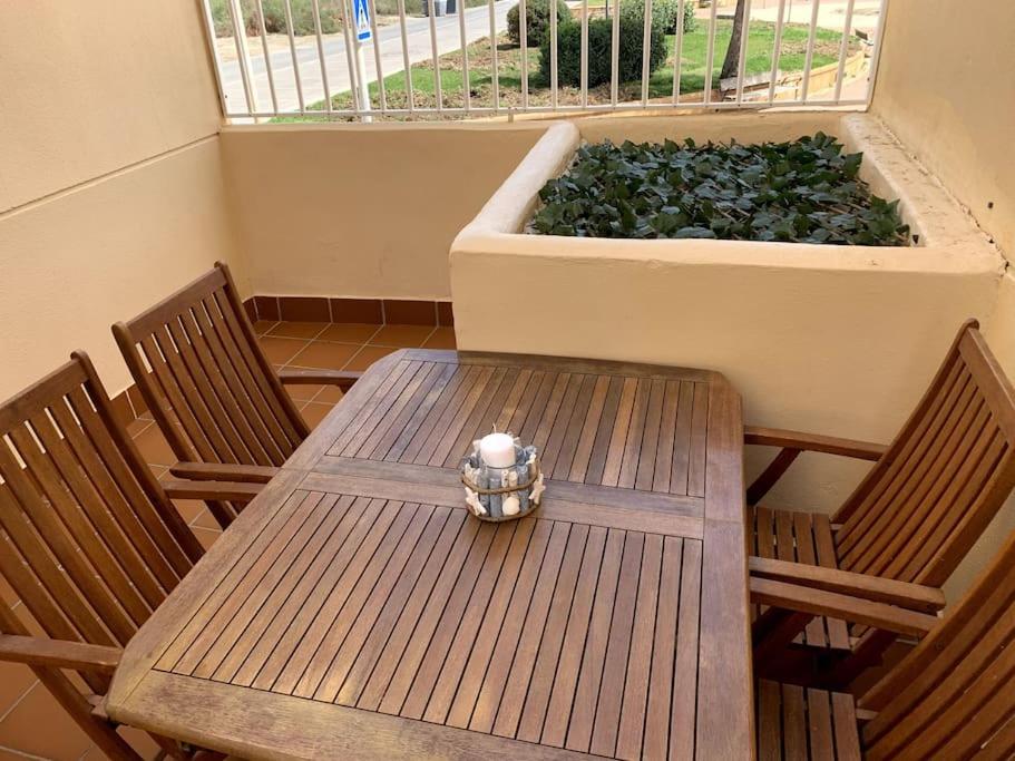 埃尔卡沃德加塔Apartamento dúplex Cabo de Gata的一张木桌,两把椅子和种植植物