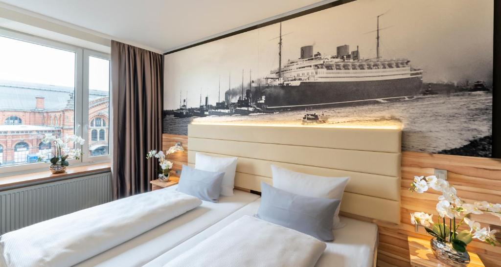 不莱梅PLAZA Premium Columbus Bremen的一张带游轮照片的房间里两张床铺