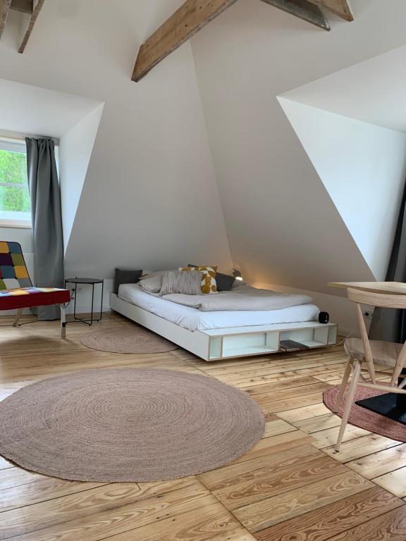 汉堡steenkampstudios LOFT的一间卧室配有一张床,铺有木地板。