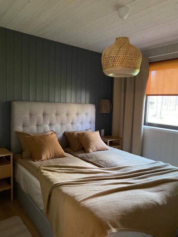 Valgeranna瓦尔基拉普柯瑟库思露营地的一间卧室配有一张大床和大床头板