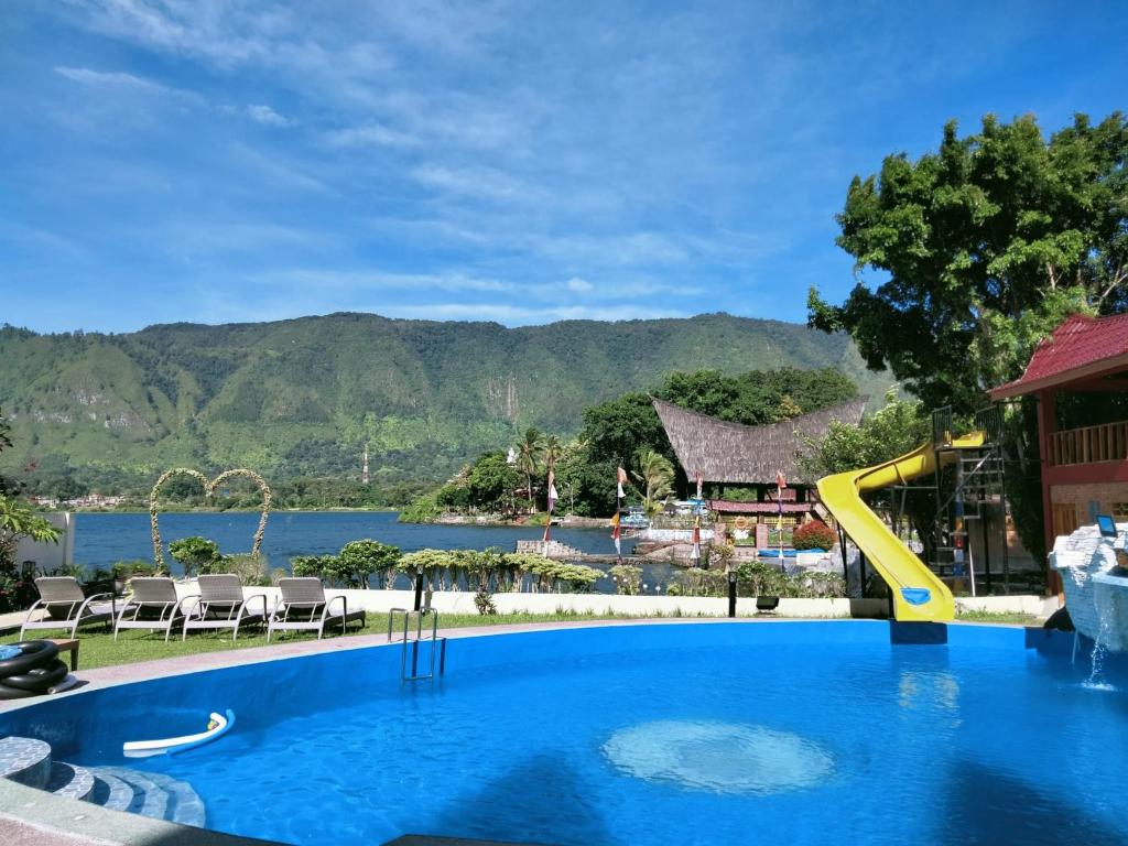 图克图克佐儿天堂水畔酒店的一个带游泳池和滑梯的度假村