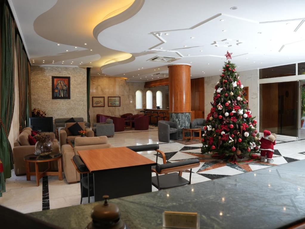 朱尼耶玛贝拉酒店的大堂中间的圣诞树