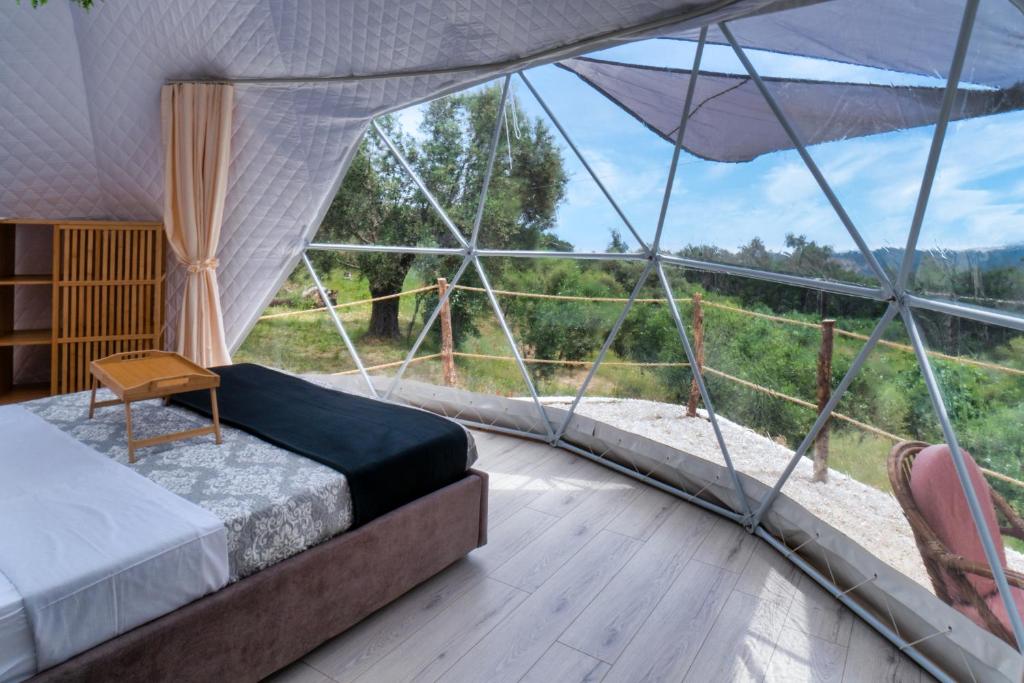 Rachesluxury dome tents ikaria ap'esso2的美景帐篷内一间卧室(带一张床)