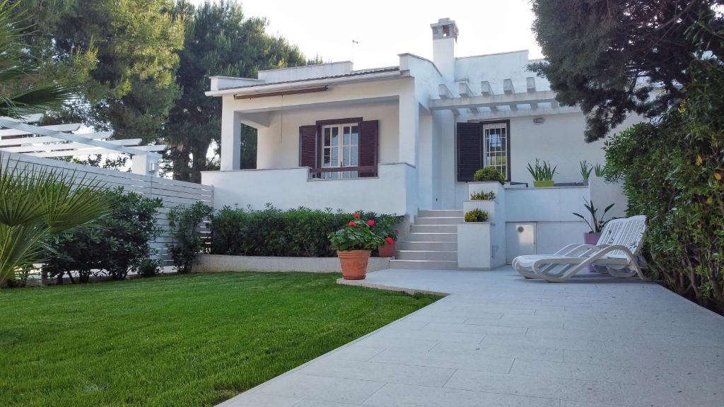 奥斯图尼Villa Benedetta的前面有草坪的白色房子