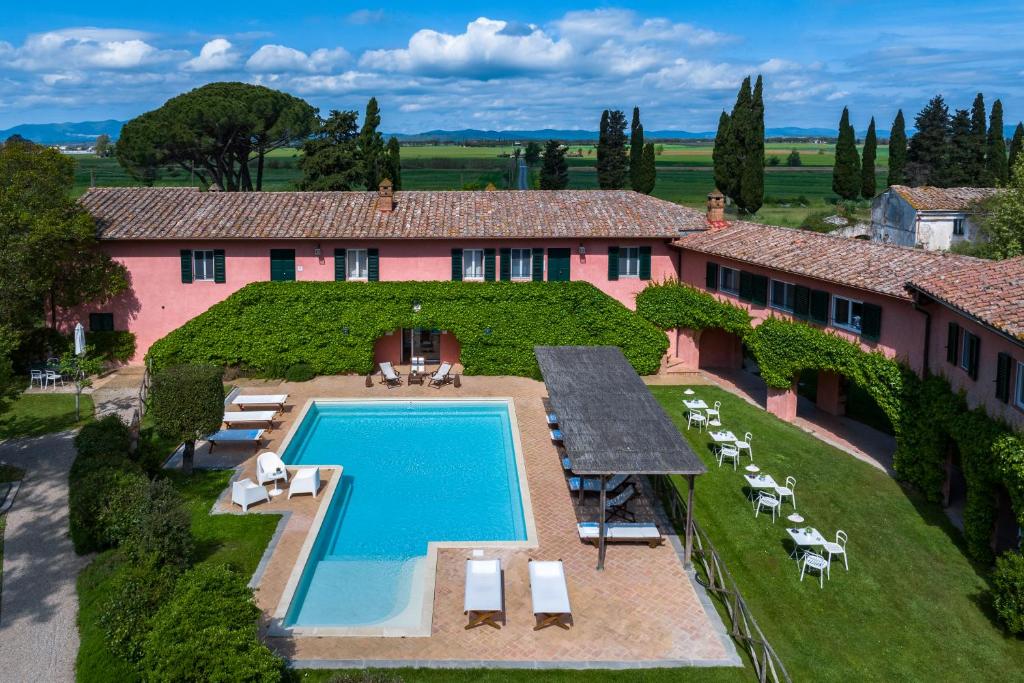 布拉卡尼Le Versegge Resort的享有带游泳池的房屋的空中景致