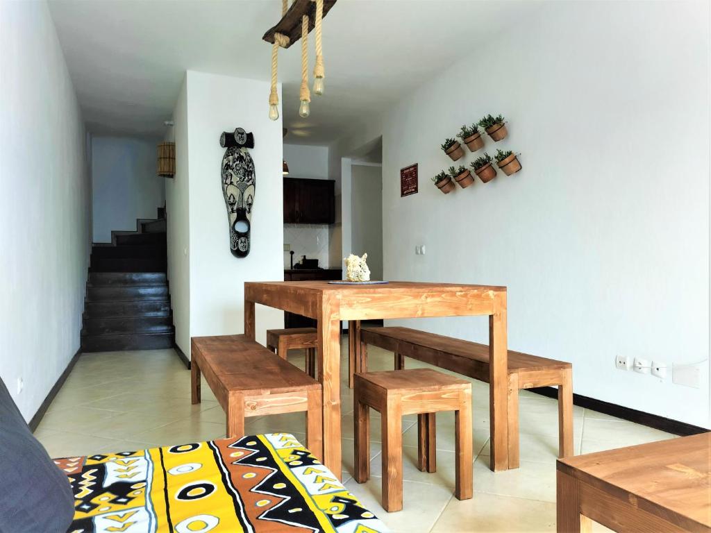 圣玛丽亚Solstice的一间带木桌和长凳的用餐室
