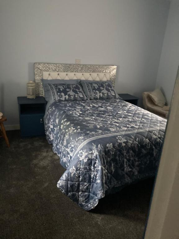 利特里姆Clinton’s cottage的一间卧室配有一张带黑白色棉被的床