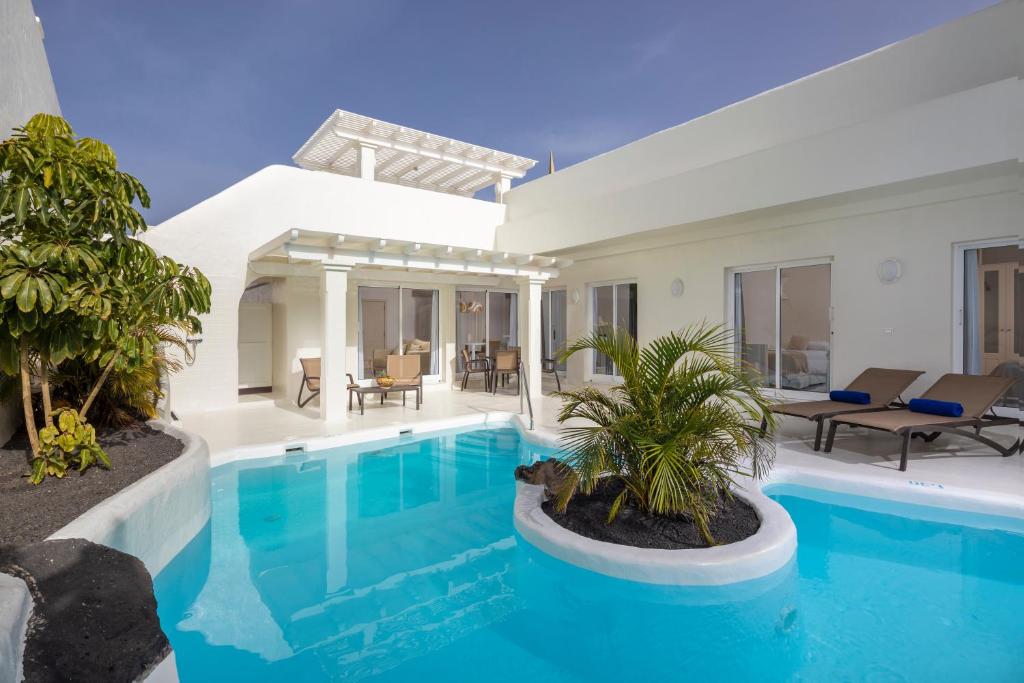 科拉雷侯Bahiazul Resort Fuerteventura的一个带游泳池和庭院的别墅
