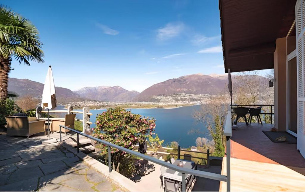 GambarognoCasa AmaRe - einzeln stehendes Haus mit spektakulärer Aussicht的湖景阳台度假屋