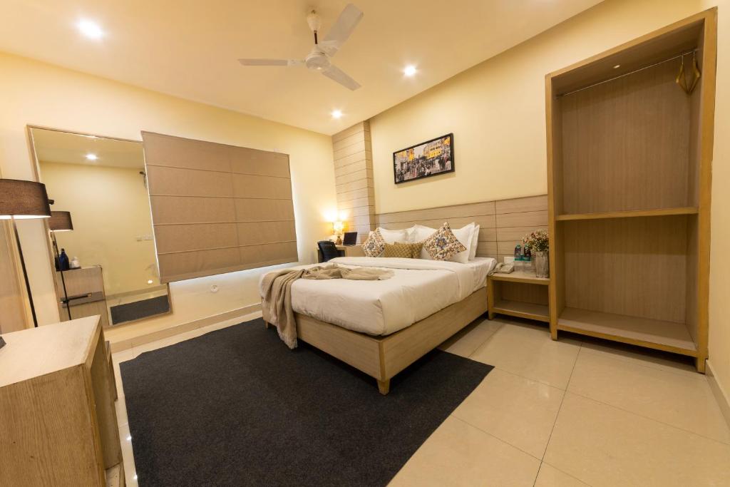 阿姆利则Sagar Hotel JUST 5 MIN FROM GOLDEN TEMPLE的一间带大床的卧室和一间浴室