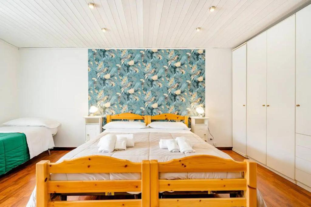 孔韦尔萨诺B&b SAN LORENZO的一间卧室设有一张蓝色墙壁的大床