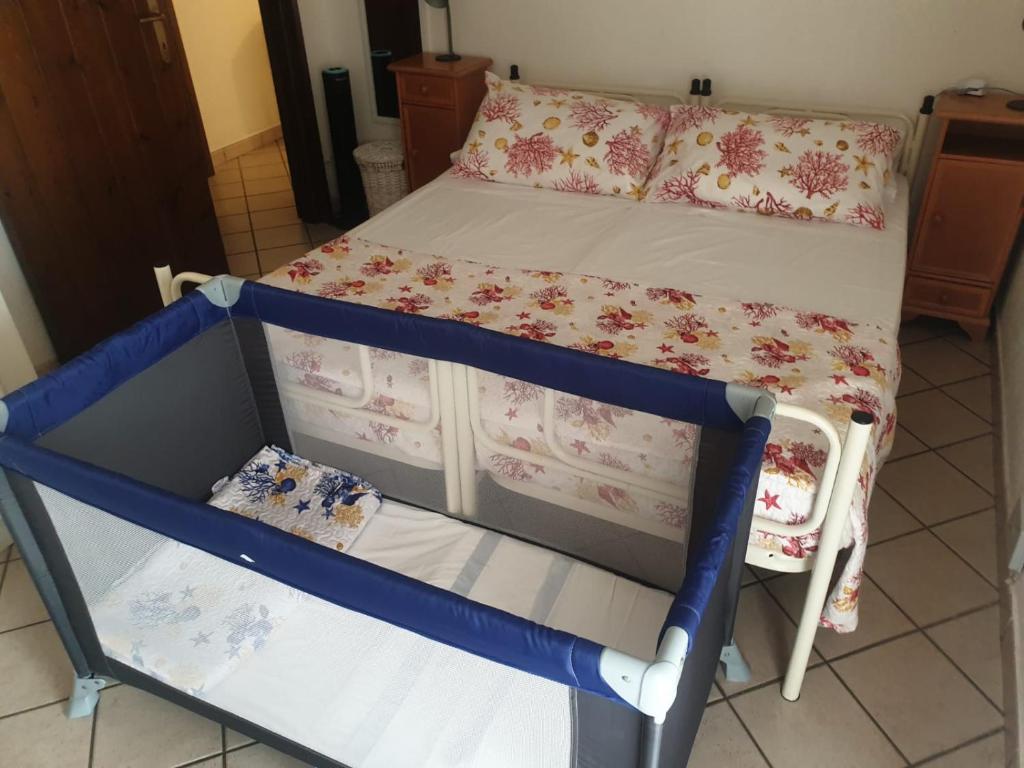 圣特雷莎加卢拉Santa Teresa - Verdemela的客房内的一张蓝色和白色的双层床