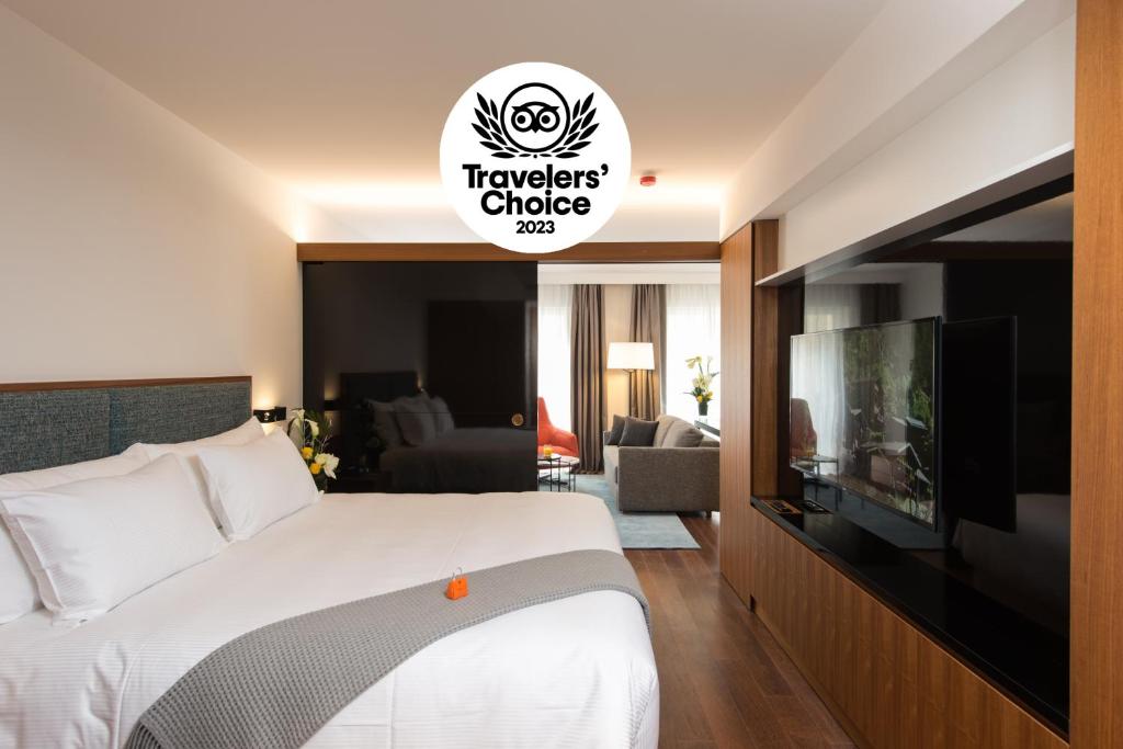 日内瓦日内瓦辉盛阁国际公寓的配有一张床和一台平面电视的酒店客房