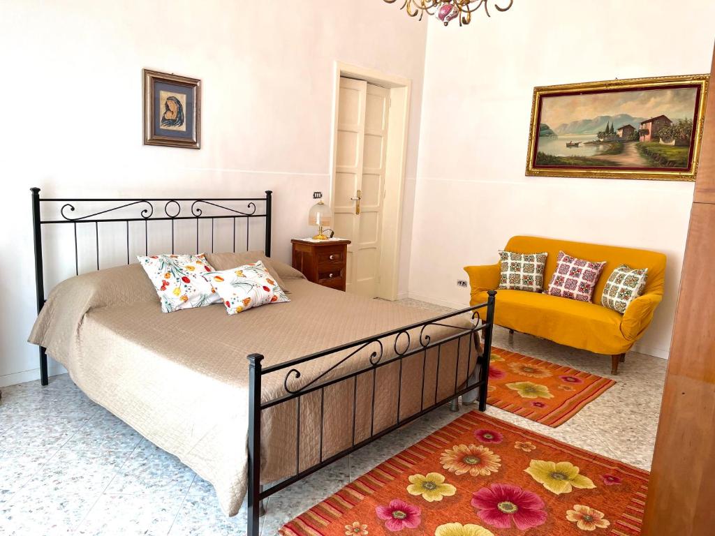 加拉蒂纳House fifty的一间卧室配有一张床和一张黄色的沙发