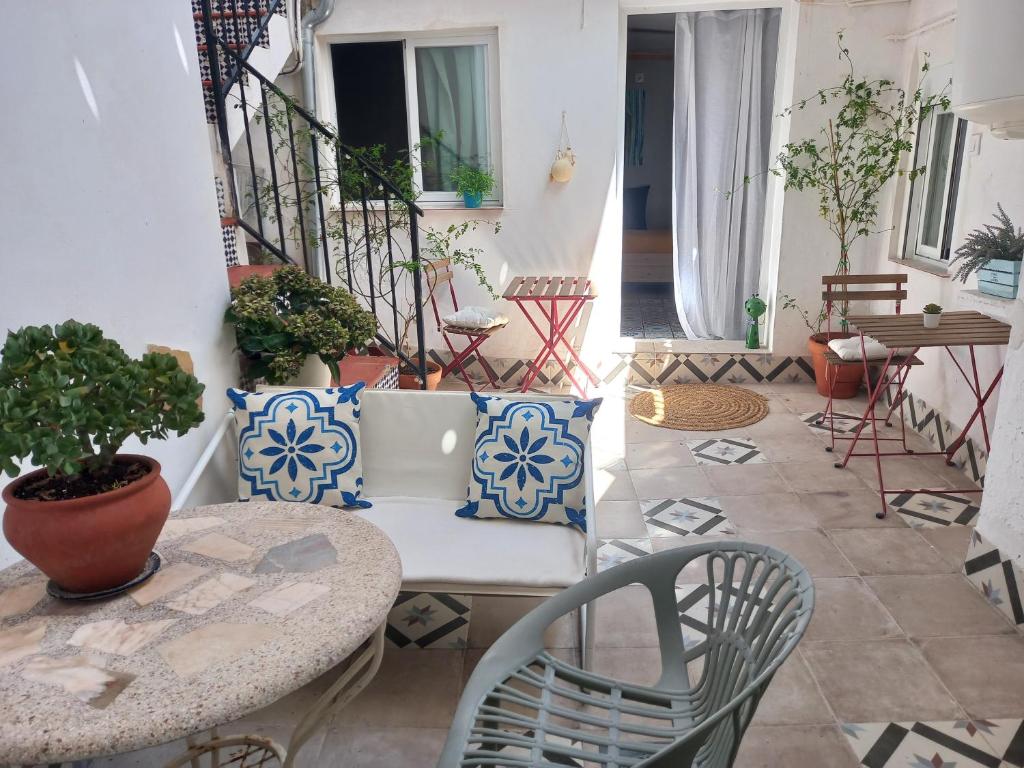 拜纳Guesthouse Jazmínes Mozárabes # WIFI的一个带桌椅的庭院和一个楼梯