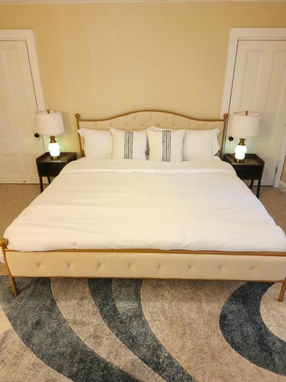 波特兰Island View House BnB Self Check-In的卧室内的一张大床,配有两盏灯