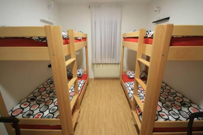 达沃市pennywise homestay hostel的一间小房间,内设三张双层床