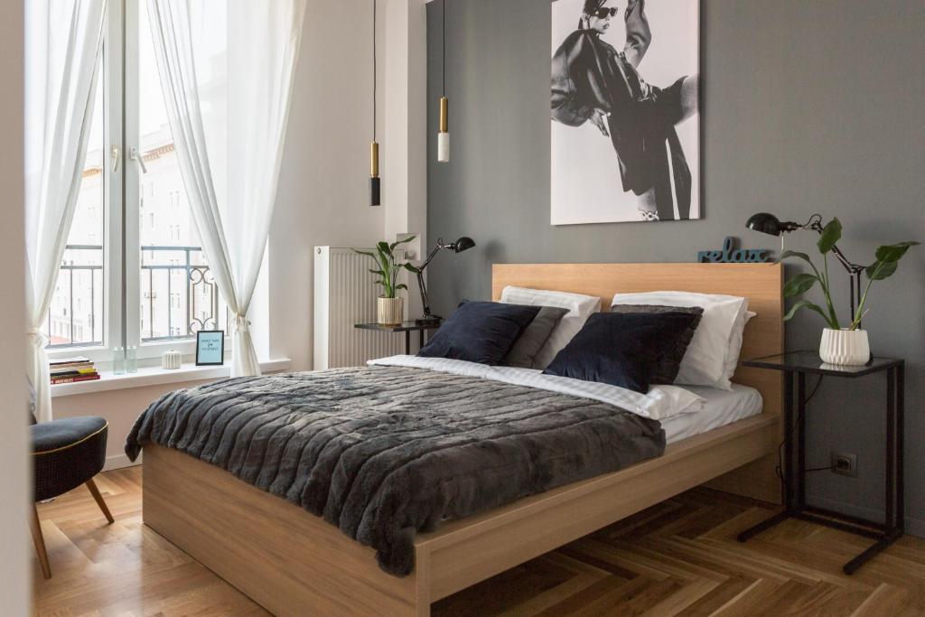 华沙Old Town Heart X Luxury - Piekna的一间卧室配有一张带蓝色枕头的大床