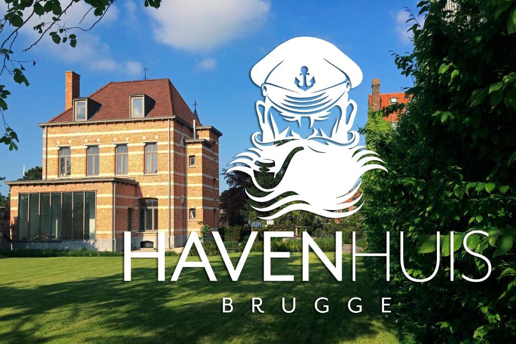 布鲁日Havenhuis Brugge的带有读霍金斯桥标志的房子