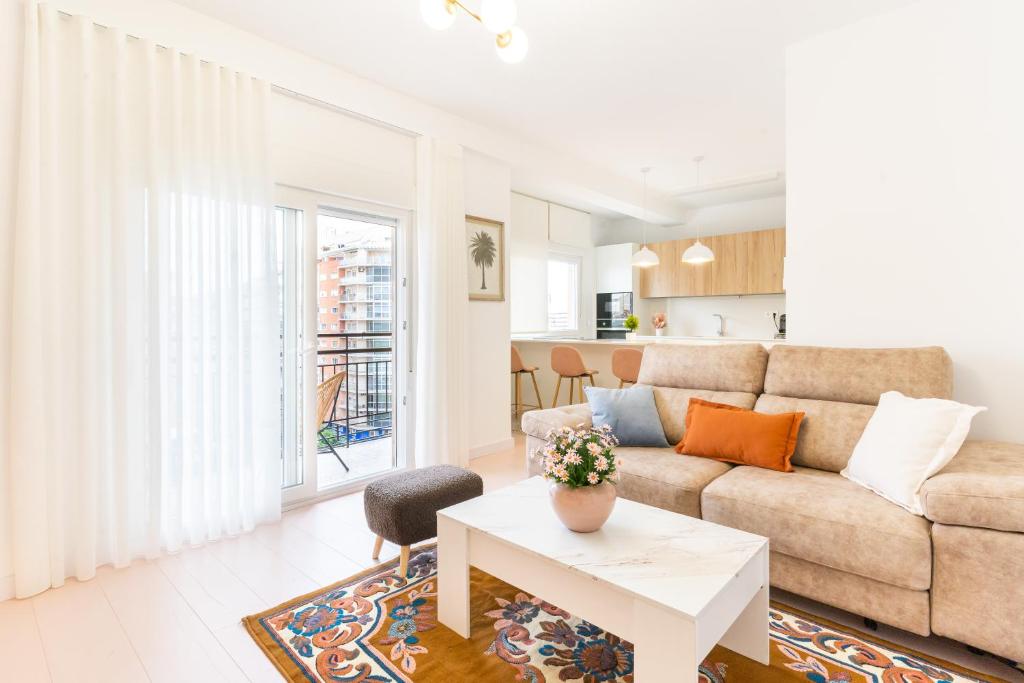 阿尔么丽亚Expoholidays- Apartamento Federico García Lorca的客厅配有沙发和桌子
