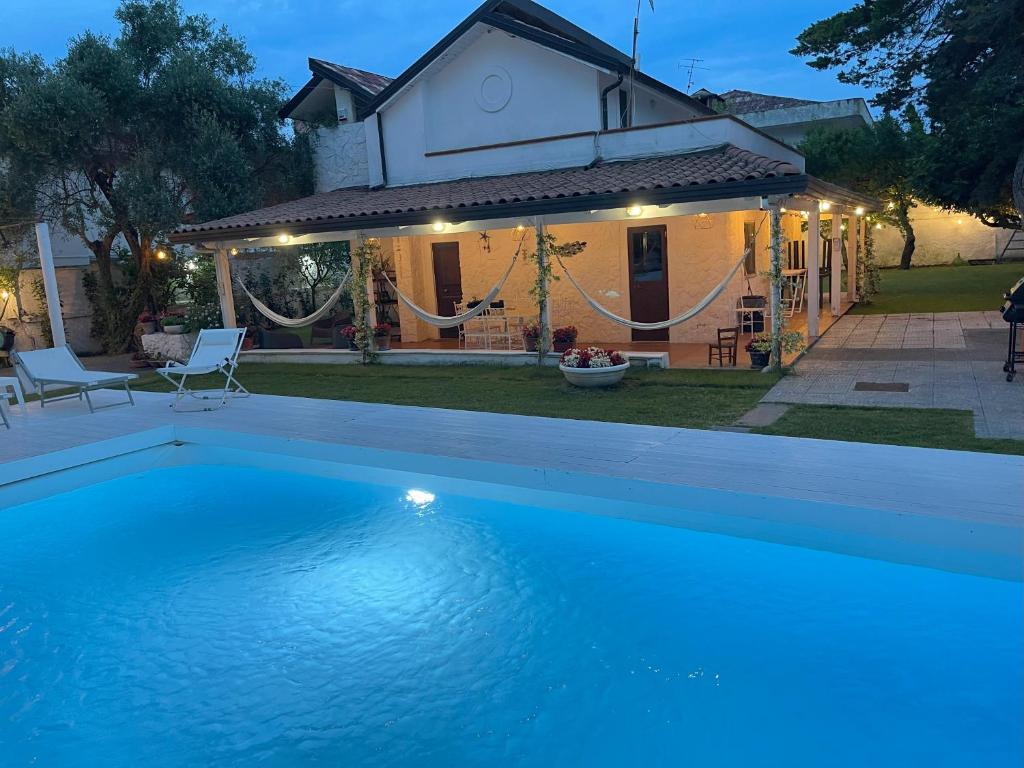 庞特卡格纳诺Villa Avvocato Catapano的房屋前的大型游泳池
