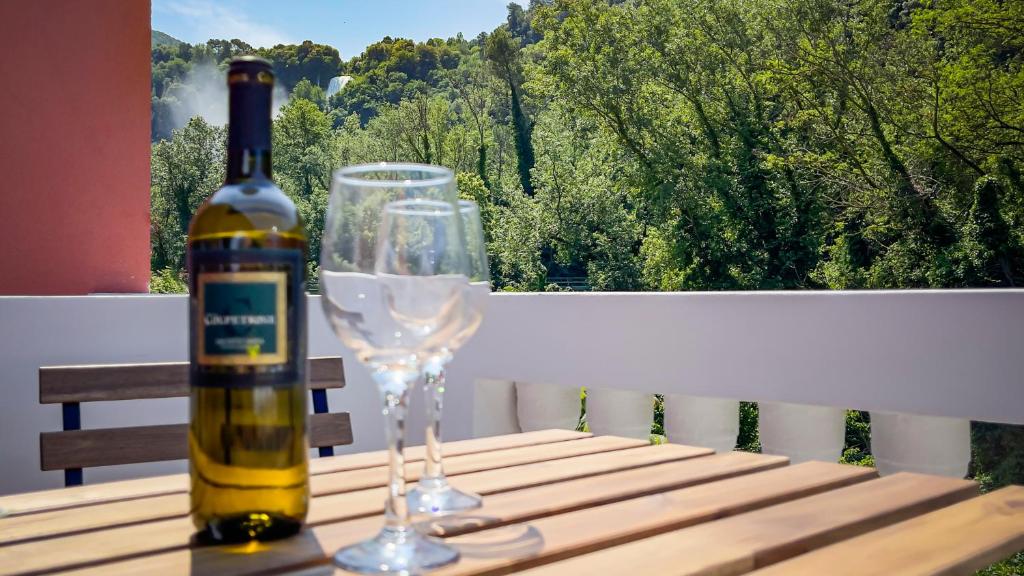 L'amoruccio的一瓶葡萄酒和一杯酒在桌子上