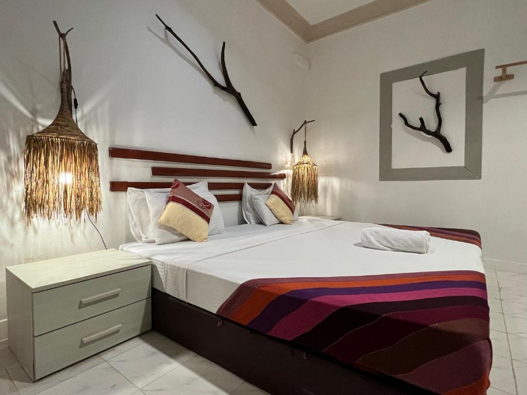图鲁斯杜Ocean Cottage Maldives的卧室配有一张大床,墙上有鹿角