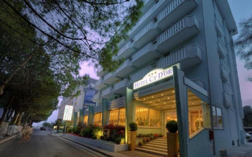 比比翁卡多罗酒店的一条大蓝色的建筑,街上有商店