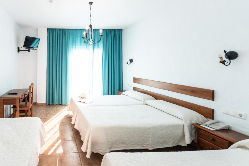 科尼尔-德拉弗龙特拉阿塔拉亚绿洲大酒店的一间卧室设有两张床、一张桌子和一个窗口。